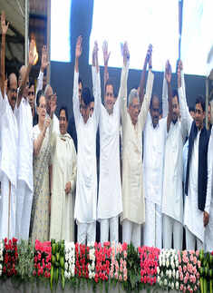 Kumaraswamy takes oath as Karnataka CM