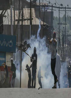 CRPF gypsy, attacked by mob, runs over 3 in Srinagar