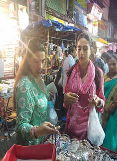 Sara Ali Khan enjoys shopping with mommy in Hyderabad, see pictures