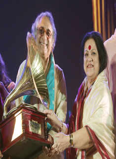 Musician Kalyan Sen Barat celebrates completion of 50 years in the industry