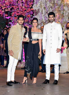 Sidharth Malhotra helps Parineeti Chopra in adjusting her saree at Ambani party, see pictures