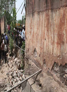 One dead, 10 injured as bus overturns in Kota