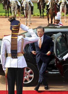 Moon Jae-in receives ceremonial reception at Rashtrapati Bhavan