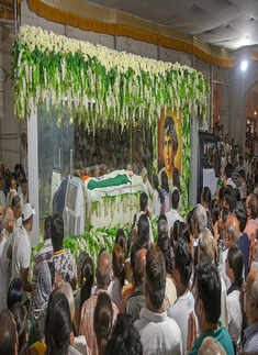 Spiritual guru Dada JP Vaswani cremated with state honours