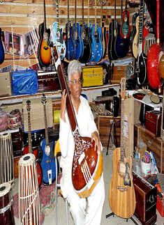 Interesting pictures of Sangli's Sitar makers