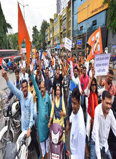 Maharashtra Bandh: Protesters vandalise buses, block train routes