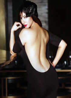 Reyhna Malhotra is turning heads in cyberspace with her sultry pictures