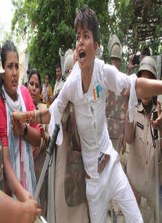 Rajasthan police lathicharge NSUI protesters in Jaipur