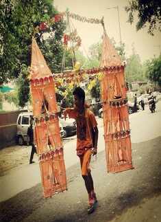 Kanwar Yatra: Four sons carry their parents on shoulder