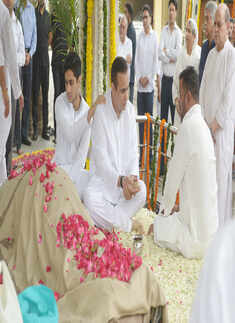 Abhishek Bachchan, Aishwarya Rai and others pay last respects to Shweta Nanda's father-in-law Rajan Nanda