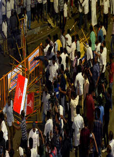 Karunanidhi death: Two killed, 30 injured in stampede 