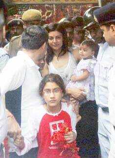 Sushmita visits Kalighat Temple