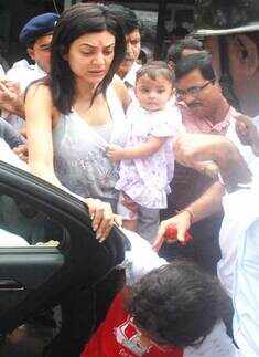 Sushmita visits Kalighat Temple