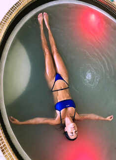 Kourtney Kardashian beats the heat in style