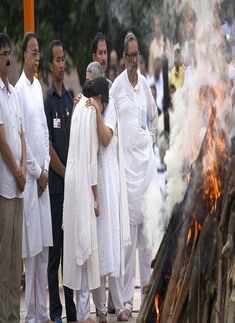 Family performs last rites of former PM Atal Bihari Vajpayee