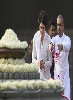 Sonia, Rahul pay tribute to Rajiv Gandhi on 74th birth anniversary