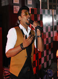 Party peeps enjoy live performance of Farmaish