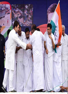 Rahul Gandhi visits flood relief camps in Kerala