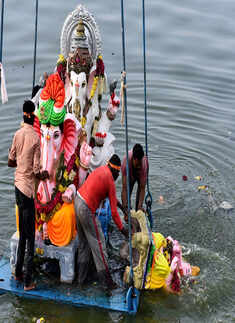 Devotees immerse idols of Lord Ganesha 