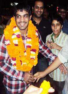 Sushil Kumar visits temple