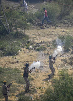 Farmers' protest turns violent at Delhi-UP border