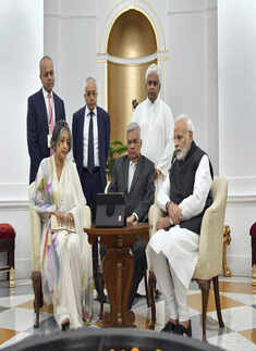 Sri Lankan PM Wickremesinghe visits India