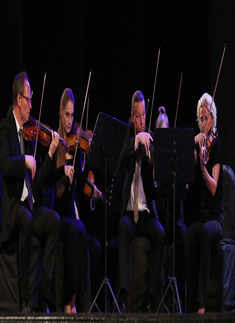 Calcuttans enjoy an opera show