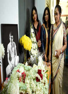 Theatre personalities and the compatriots pay tribute to Meribaba