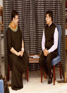 German Deputy Consul General J&uuml;rgen Thomas Schrod hosts a table talk