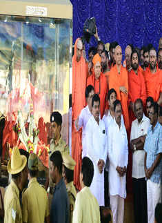 Thousands pay homage to Tumakuru seer Shivakumara Swamiji 