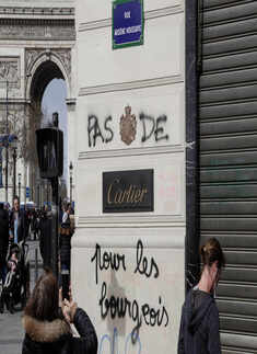 Yellow vest protests continue as demonstrators clash with police