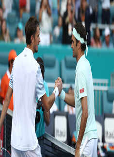 Roger Federer beats Daniil Medvedev