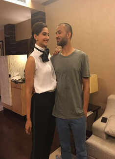 Sonam Kapoor showers love on hubby Anand Ahuja, says 'Nothing compares to you'