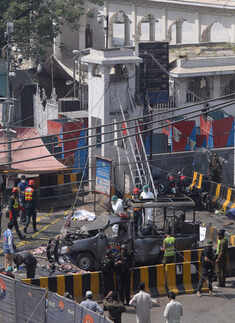 Suicide bombing outside Pakistan shrine kills 10
