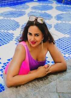 Heavily pregnant Sameera Reddy showcases her baby bump