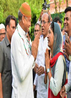 Political leaders attend iftar parties