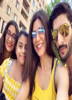 Sushmita Sen&rsquo;s 'Family Selfie' with beau Rohman Shawl & daughters