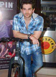 Neil inaugurates 'Topspin' studio