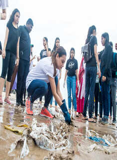 Independence Day Special: Beauty queens cleanup Juhu beach