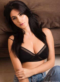 Bewitching pictures of Farah Karimaee will leave you awestruck