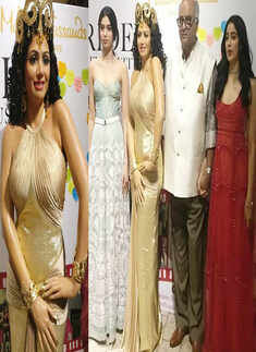 Sridevi&rsquo;s wax statue at Madame Tussauds: Boney Kapoor & daughters Janhvi & Khushi get emotional