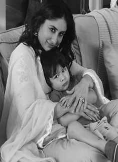 Inside photos: Kareena Kapoor shares a kiss with Saif Ali Khan post her birthday cake-cutting ceremony