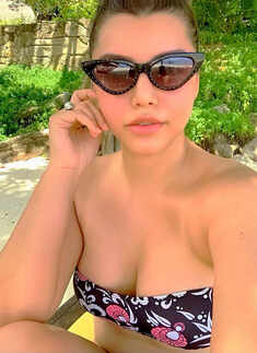 Bengali beauty Kyra Dutt flaunts her beach body, raises temperatures