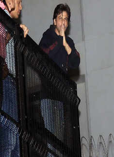 Shah Rukh Khan's midnight birthday celebrations