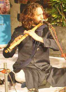 Shye Ben Tzur performs