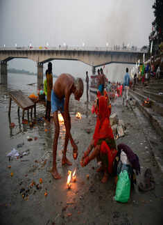 Kartik Poornima: Pilgrims take holy dip in Saryu river