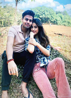 New pictures of Janhvi Kapoor and rumoured ex-beau from their secret getaway