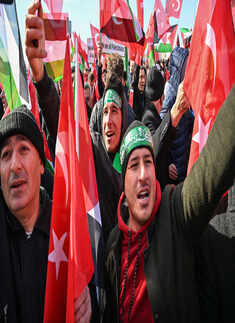 Turkey: Thousands hold protest against Donald Trump's Middle East plan