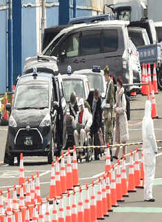 Coronavirus: First passengers disembark from Diamond Princess in Japan