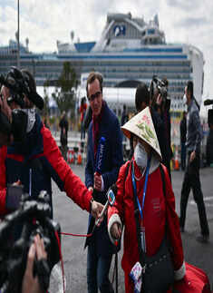Coronavirus: First passengers disembark from Diamond Princess in Japan